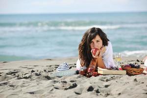 contento giovane donna su spiaggia foto