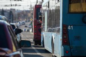 traffico marmellata nel autunno russo città a giorno leggero - selettivo messa a fuoco Visualizza a partire dal dentro foto