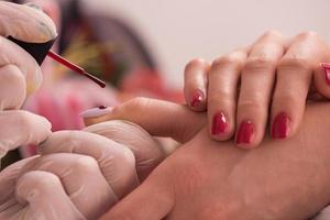 donna mani ricevente un' manicure foto