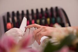 donna mani ricevente un' manicure foto