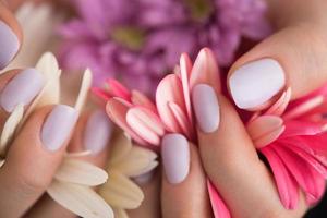 donna mani con manicure Tenere fiore foto