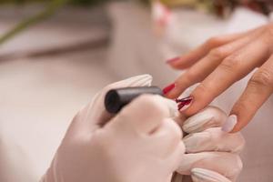 donna mani ricevente un' manicure foto