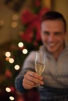 giovane uomo con Champagne bicchiere su festa foto