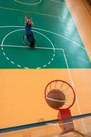trainare Visualizza foto di un' guerra veterano giocando pallacanestro nel un' moderno gli sport arena. il concetto di sport per persone con disabilità