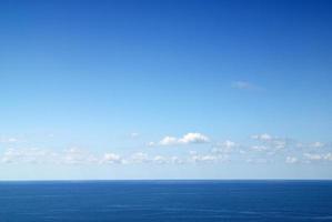 nuvoloso cielo e mare foto