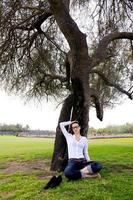 bellissimo giovane donna con tavoletta nel parco foto