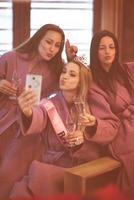 ragazze fare selfy su addio al nubilato festa foto