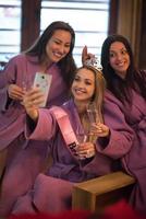 ragazze fare selfy su addio al nubilato festa foto