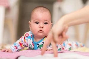 neonato bambino ragazzo giocando su il pavimento foto