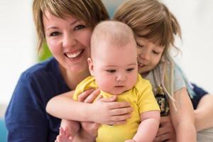 ritratto di giovane madre con sua bambini foto