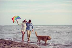 contento coppia godendo tempo insieme a spiaggia foto