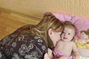 bellissimo bionda giovane madre e carino bambino foto