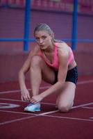 sportivo donna su atletico gara traccia foto