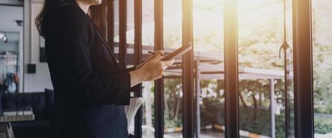 colleghi di partenariato commerciale che utilizzano un tablet per analizzare il rapporto sul bilancio finanziario dell'azienda e i costi di avanzamento del lavoro e pianificazione per il futuro nella stanza dell'ufficio. foto