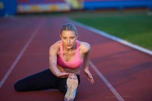 sportivo donna su atletico gara traccia foto