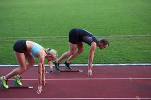 atleta donna gruppo in esecuzione su Atletica gara traccia foto