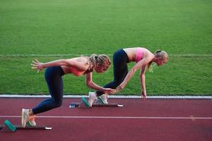 atleta donna gruppo in esecuzione su Atletica gara traccia foto