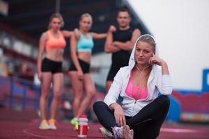 sportivo donna su atletico gara traccia foto