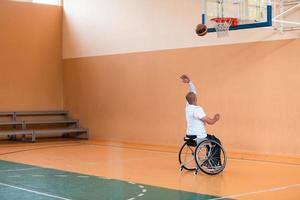 Disabilitato guerra veterani nel azione mentre giocando pallacanestro su un' pallacanestro Tribunale con professionale gli sport attrezzatura per il Disabilitato foto