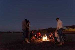 amici avendo divertimento a spiaggia su autunno giorno foto