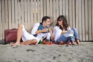 giovane coppia godendo picnic su il spiaggia foto