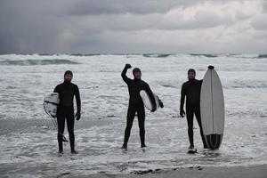 artico surfers andando di spiaggia dopo fare surf foto
