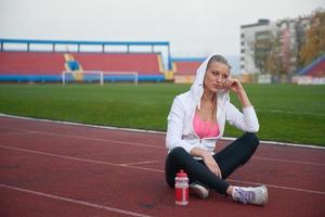 sportivo donna su atletico gara traccia foto