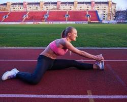 sportivo donna su atletico gara traccia foto