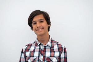 un' ritratto di un' giovane attraente arabo ragazzo isolato su un' bianca sfondo foto