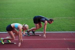 atleta donna gruppo in esecuzione su Atletica gara traccia foto