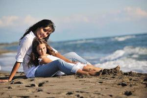 mamma e figlia ritratto su spiaggia foto