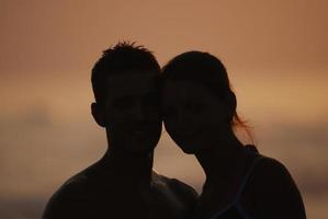 romantico coppia su spiaggia foto