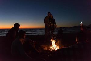 amici avendo divertimento a spiaggia su autunno giorno foto