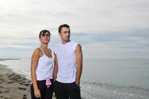 contento giovane coppia avere divertimento a bellissimo spiaggia foto