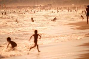 folla su spiaggia foto