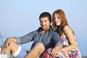 contento giovane coppia avere romantico tempo su spiaggia foto