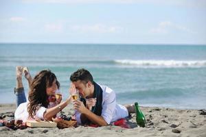 contento famiglia giocando con cane su spiaggia foto