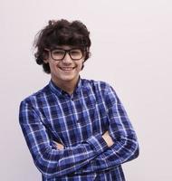 ritratto di inteligente guardare arabo adolescente con bicchieri foto