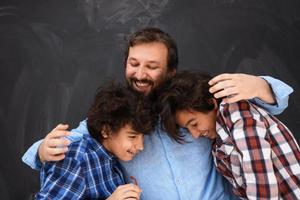 contento padre abbracciare figli maschi indimenticabile momenti di famiglia gioia nel misto gara mezzo orientale arabo famiglia foto