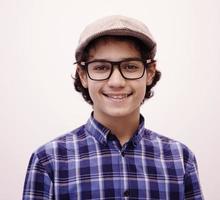 ritratto di inteligente guardare arabo adolescente con bicchieri foto