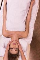 donna ricevente un' testa massaggio foto