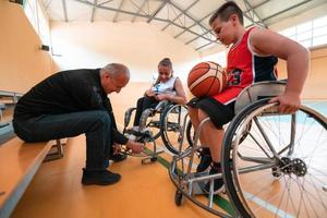 il allenatore di il pallacanestro squadra con un' invalidità prepara il Giocatori per il inizio di il gioco. selettivo messa a fuoco foto