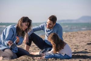 giovane famiglia godendo vecazione durante autunno foto