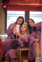 ragazze fare selfy su addio al nubilato festa foto