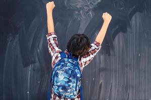 Arabo adolescenti squadra, studenti gruppo Lavorando insieme su il computer portatile e tavoletta computer in linea aula formazione scolastica concetto foto