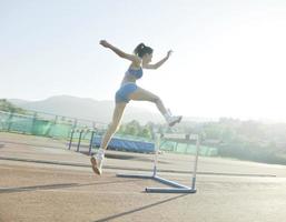 donna jogging a presto mattina foto