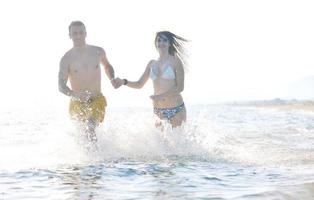 contento giovane coppia avere romantico tempo su spiaggia foto