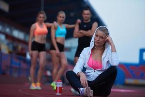 sportivo donna su atletico gara traccia foto