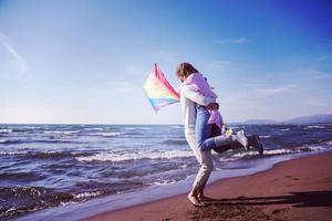 coppia godendo tempo insieme a spiaggia foto