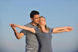 contento giovane coppia avere romantico tempo su spiaggia foto